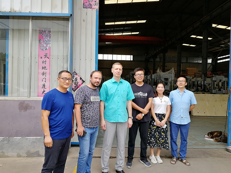 俄羅斯客戶到廠驗收機器，獲得客戶一致好評